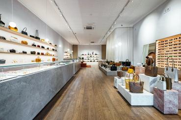 schwarze Einlassleiste erzeugt markante Akzente durch LED Beleuchtung